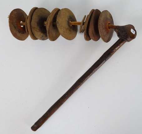 Ancien instrument de musique en bois et calebasse.