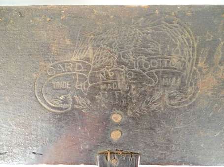 Deux anciennes cardeuses en bois dur laqué noir. 