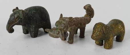 Trois anciens animaux en bronze, un éléphant et 