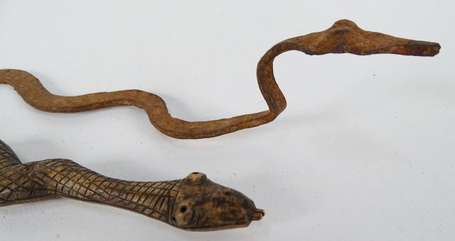 Deux anciens serpents à usage rituel l'un en métal