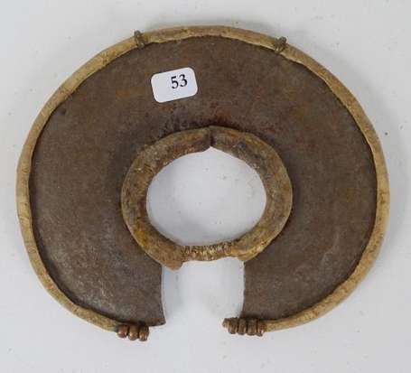 Ancien bracelet de défense en fer et cuir. D 15 cm