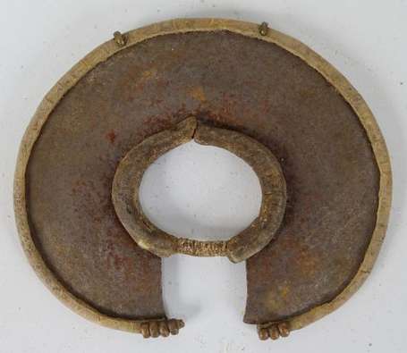 Ancien bracelet de défense en fer et cuir. D 15 cm