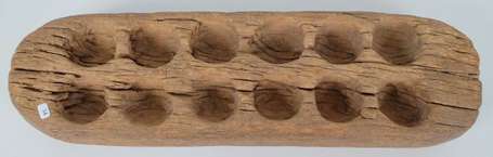 Très ancien jeu d'Awélé en bois dur érodé par 