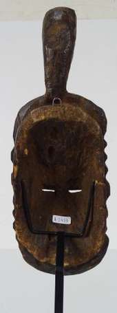 Très ancien petit masque en bois dur à la patine 