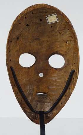 Ancien masque de course en bois dur aux yeux ronds