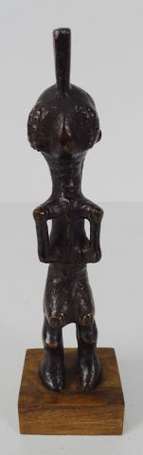 Ancienne statuette en bois dur à la patine laquée 