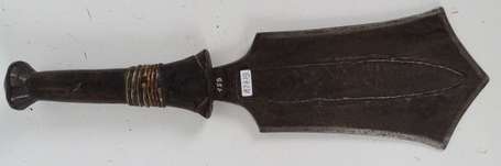 Ancienne épée courte traditionnelle de l'ethnie à 