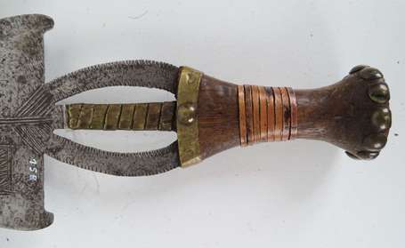 Ancienne et grande épée de guerrier en bois fer et