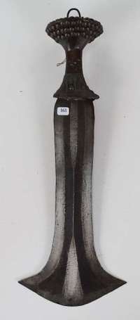 Grand couteau ancien en bois et métal dont la lame