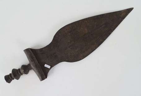 Ancienne épée courte avec lame à triple gouttières