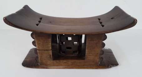 Ancien petit siège de cérémonie en bois dur à la 