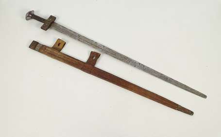 Ancienne épée de guerrier en métal, cuir et cuivre