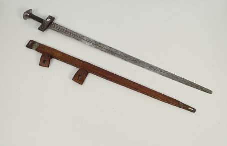 Ancienne épée de guerrier en métal, cuir et cuivre
