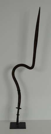 Ancienne épée en forme de serpent. La lame bien 