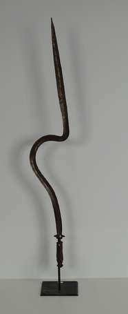 Très ancienne épée en forme de serpent. La lame 