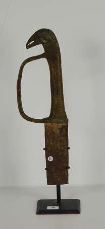 Ancienne garde de sabre en bronze à tête d'animal.