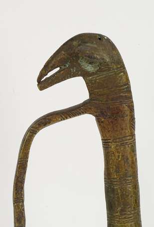 Ancienne garde de sabre en bronze à tête d'animal.