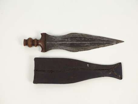 Ancien couteau de guerrier bois et fer dans son 
