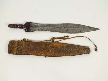 Ancien grand couteau de guerrier en bois et métal 