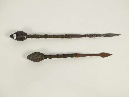 Deux anciennes et rares lancettes de combat en fer