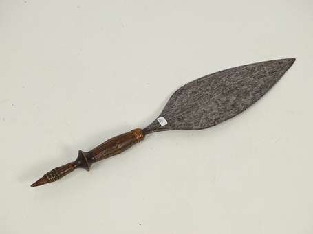 Ancien grand couteau de guerrier en bois et métal 