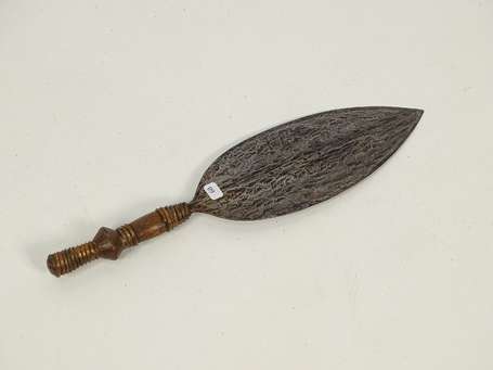 Ancien couteau de guerrier en bois métal et cuivre