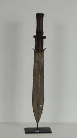 Ancien sabre court de guerrier en bois et métal à 