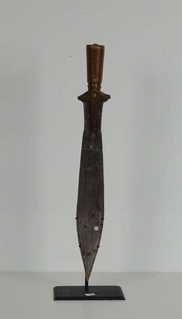 Ancien petit sabre de guerrier en bois et métal à 