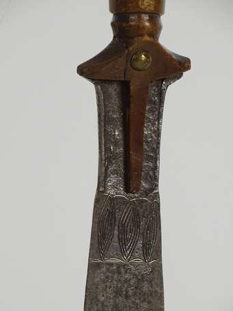 Ancien petit sabre de guerrier en bois et métal à 