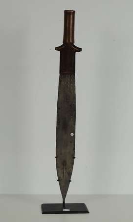 Ancien sabre court de guerrier en bois et métal à 