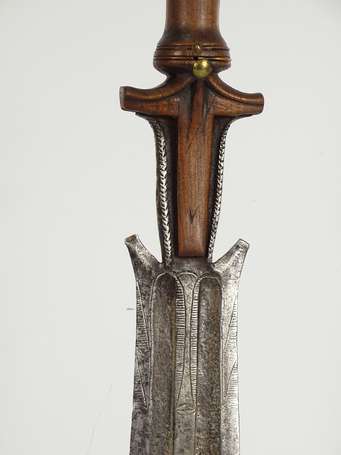 Ancien sabre de guerrier en bois et métal à la 