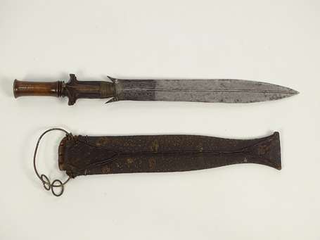 Ancien sabre de guerrier en bois et métal. La lame