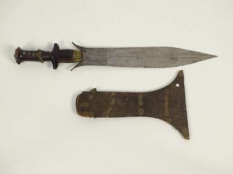 Ancien sabre de guerrier en fer bois et laiton. La