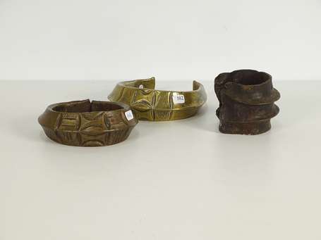 Deux anciens torques en bronze et un bracelet. 