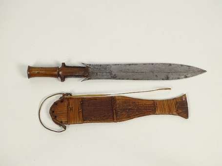 Ancien sabre de guerrier en bois fer et cuivre. La