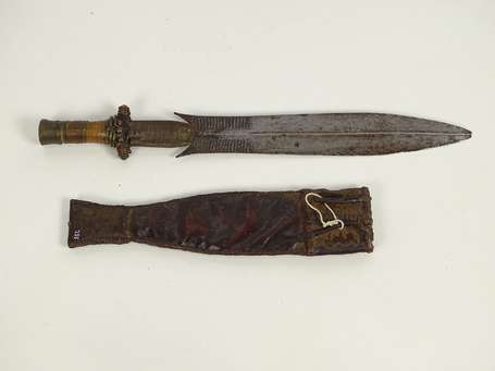 Ancien grand sabre de guerrier en bois fer et 