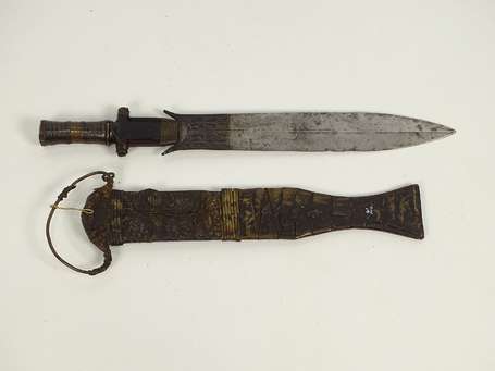Ancien sabre de guerrier en bois fer et laiton. La