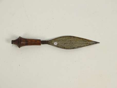 Joli et ancien petit poignard miniature à la lame 