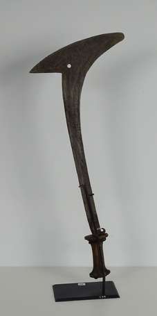 Ancien et grand couteau de type faucille en bois 
