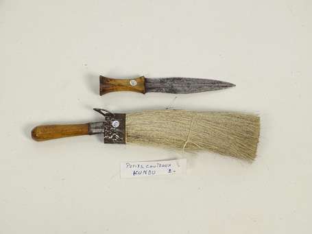 Deux anciens modèles réduits de couteau dont l'un 