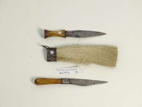 Deux anciens modèles réduits de couteau dont l'un 