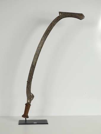 Ancienne grande arme courbe bois et métal. La lame