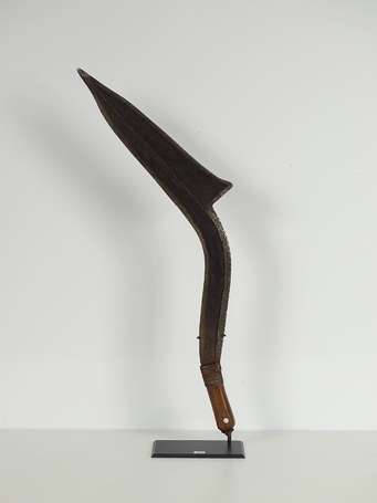 Ancienne grande épée de type faucille en bois et 