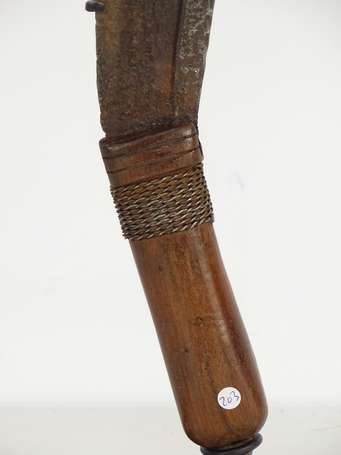 Ancienne grande épée de type faucille en bois et 
