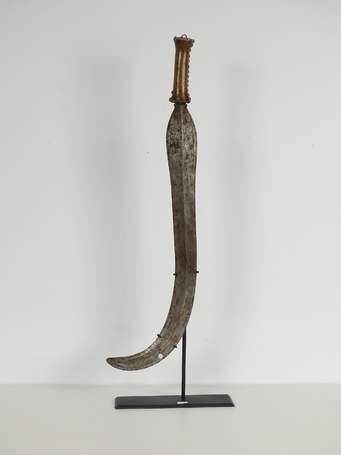 Ancien grand sabre courbe en bois et métal à la 
