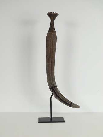 Ancien grand sabre courbe en bois et métal à la 