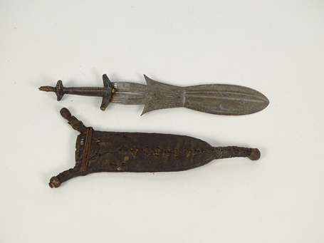 Spectaculaire et ancien couteau en métal bois et 