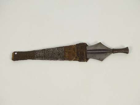 Ancien couteau en métal bois et fil de cuivre. La 