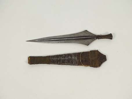 Ancien couteau en métal bois et fil de cuivre. La 