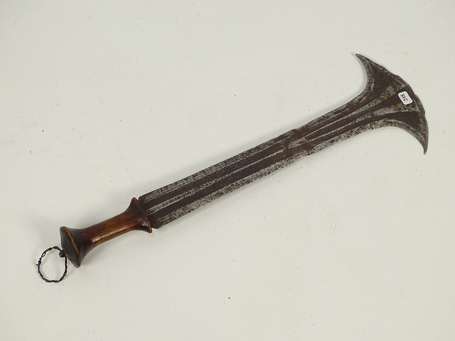 Grande et ancienne épée courte en métal et bois. 